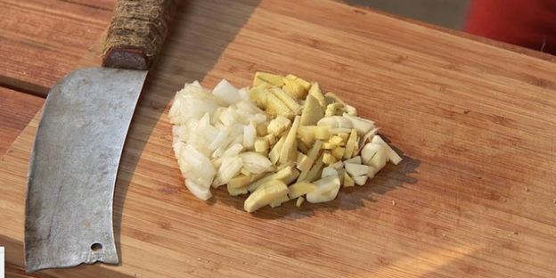 камбоджийский суп с лапшой и овощами