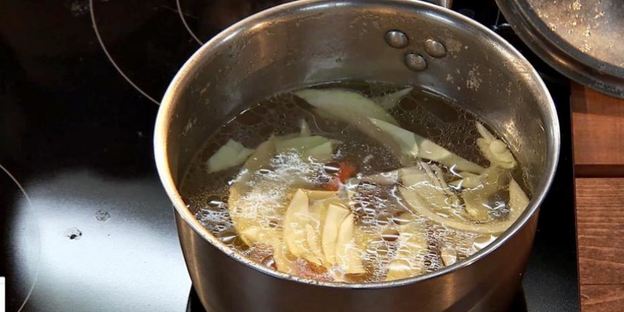 камбоджийский суп с лапшой и овощами