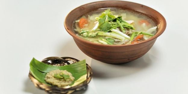 камбоджийский суп с лапшой и овощами