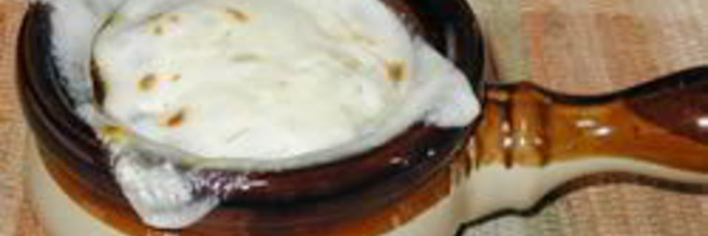 Луковый суп по-французски в горшочках