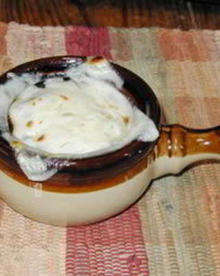 Луковый суп по-французски в горшочках