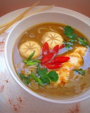 Мисо суп с курицей, грибами и рисовой лапшой