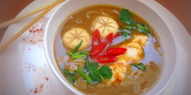 мисо суп с курицей, грибами и рисовой лапшой