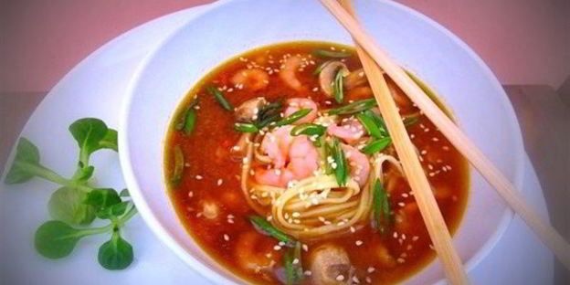 мисо суп с курицей, грибами и рисовой лапшой