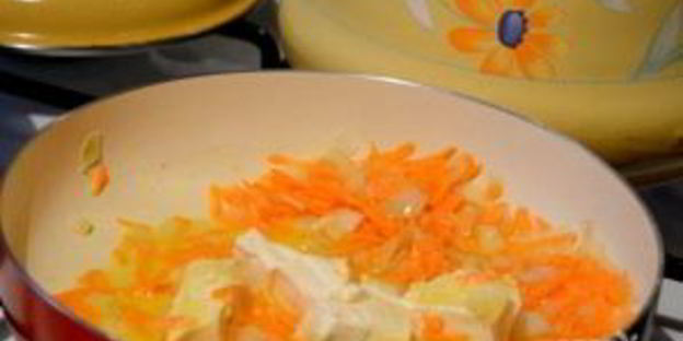 щавелевый супчик с фрикадельками и плавленым сыром