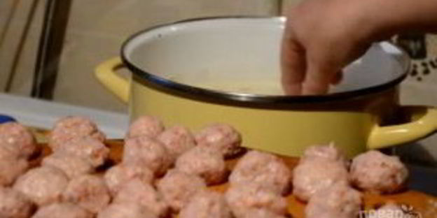 щавелевый супчик с фрикадельками и плавленым сыром