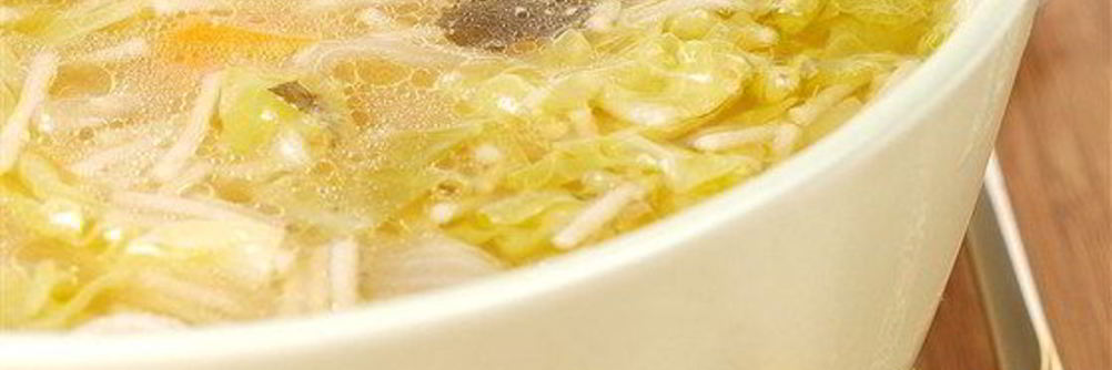 Суп мисо с курицей, пореем, ростками бамбука и лапшой рамен