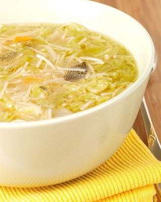 Суп мисо с курицей, пореем, ростками бамбука и лапшой рамен