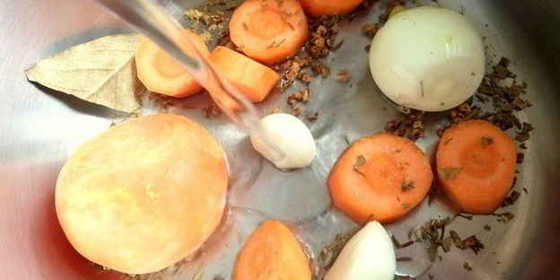 фасолевый суп-пюре на основе ржаного хлеба