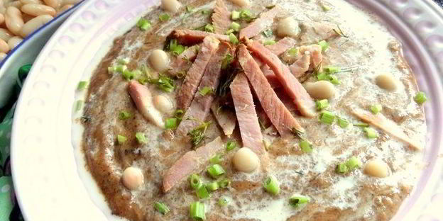 фасолевый суп-пюре на основе ржаного хлеба