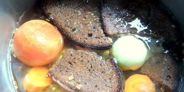 фасолевый суп-пюре на основе ржаного хлеба