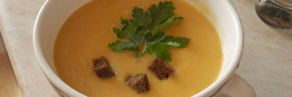 Легкий овощной суп-пюре с цукини и ржаными гренками