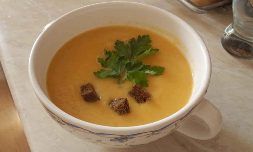 Рецепт легкого овощной суп-пюре с цукини и ржаными гренками