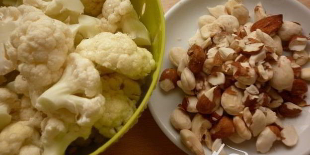 пряный суп-пюре с цветной капустой и миндалем