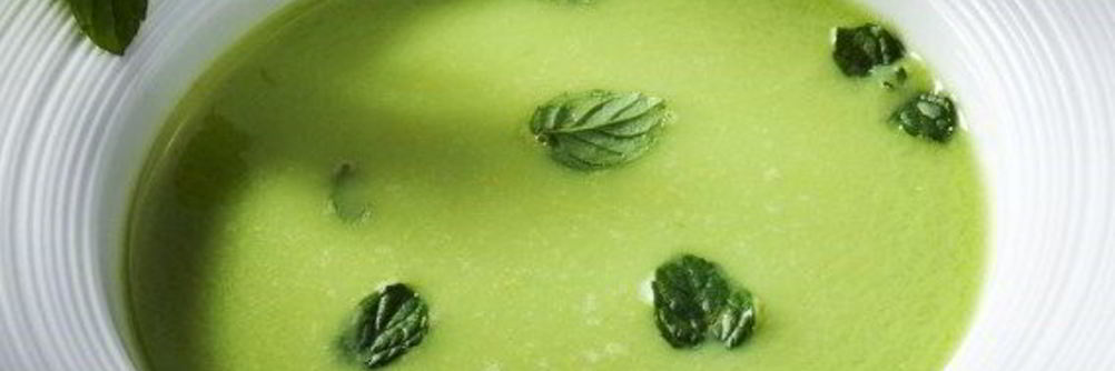 Суп-пюре из брокколи и шпината со сливками и сыром по-итальянски