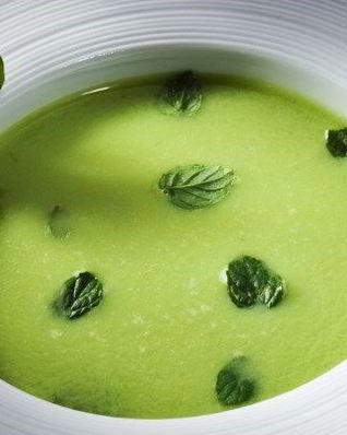 Суп-пюре из брокколи и шпината со сливками и сыром по-итальянски