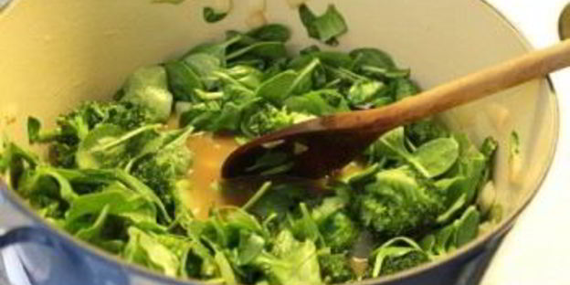 суп-пюре из брокколи со шпинатом