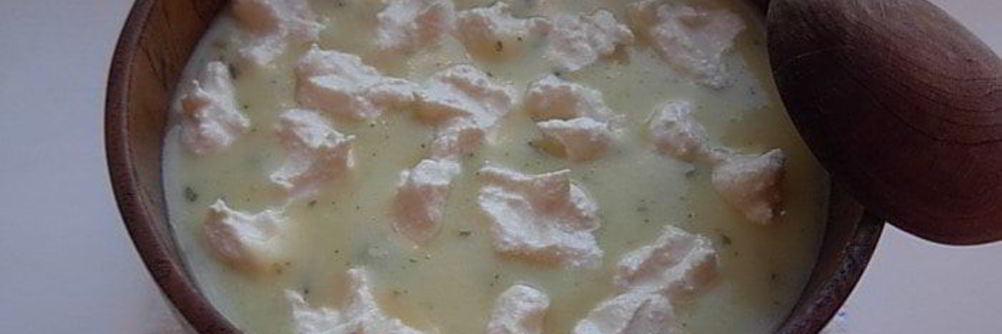 Суп-пюре из кабачка с творожным кремом