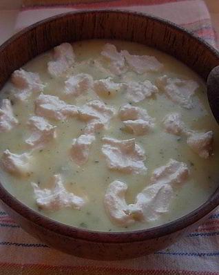 Суп-пюре из кабачка с творожным кремом