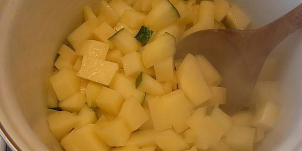 суп-пюре из кабачка с творожным кремом