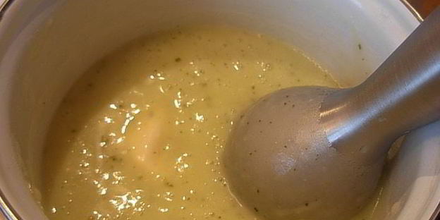 суп-пюре из кабачка с творожным кремом