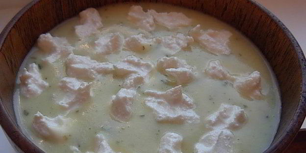 суп-пюре из кабачка с творожным кремом