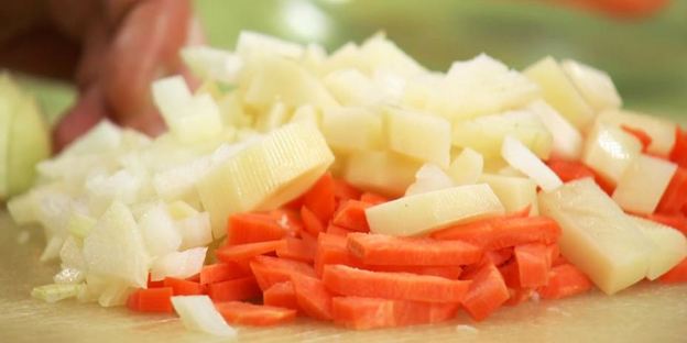 суп-пюре из копченой курицы с чечевицей и зеленым горошком