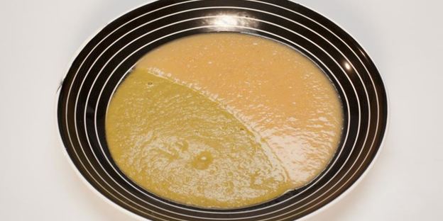 суп-пюре из копченой курицы с чечевицей и зеленым горошком