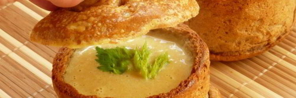 Суп-пюре из сельдерея с сыром в съедобном горшочке