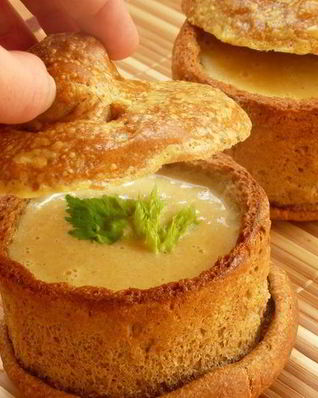 Суп-пюре из сельдерея с сыром в съедобном горшочке