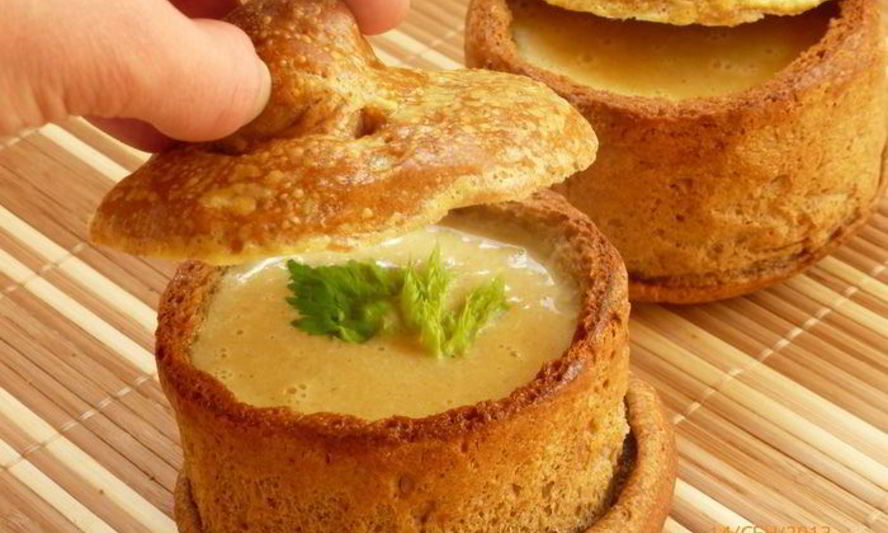 Рецепт супа-пюре из сельдерея с сыром в съедобном горшочке