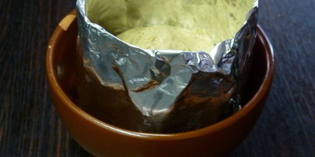 суп-пюре из сельдерея с сыром в съедобном горшочке