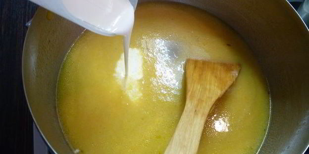 суп-пюре из сельдерея с сыром в съедобном горшочке