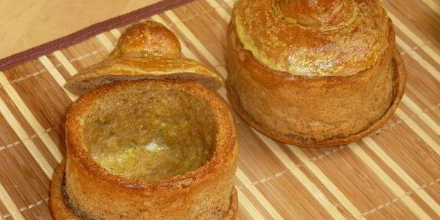 суп-пюре из сельдерея с сыром в съедобном горшочке