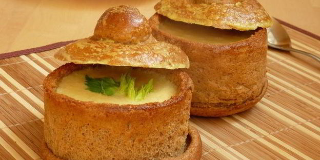 суп-пюре из сельдерея с сыром в съедобном горшочке