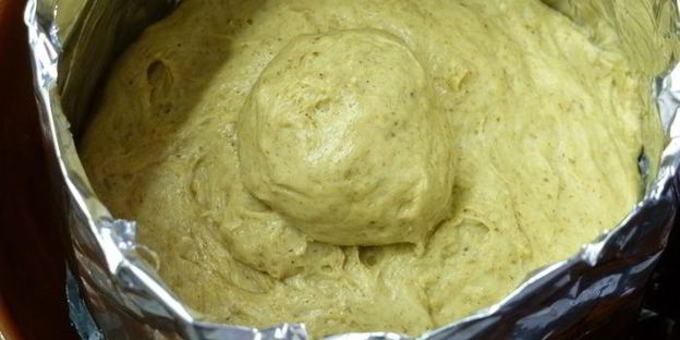 суп-пюре из сельдерея с сыром в съедобном горшочке