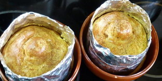 суп-пюре из сельдерея с сыром в съедобном горшочке