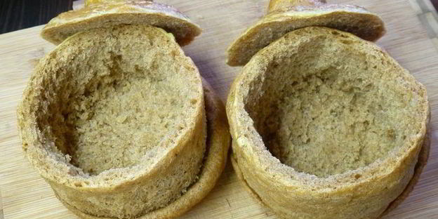 суп-пюре из сельдерея с сыром в съедобном горшочке