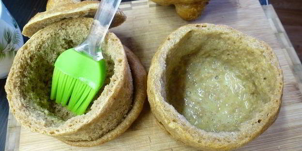 суп-пюре из сельдерея с сыром в съедобном горшочке