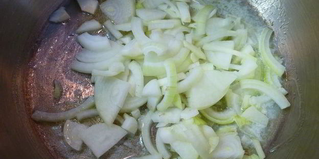 суп-пюре из сельдерея с сыром в съедобном горшочке