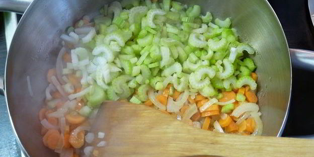 суп-пюре из сельдерея с сыром в съедобном горшочке