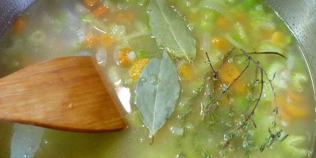 суп-пюре из сельдерея с сыром в съедобном горшочке