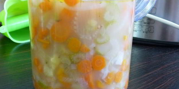 суп-пюре из сельдерея с сыром в съедобном горшочке