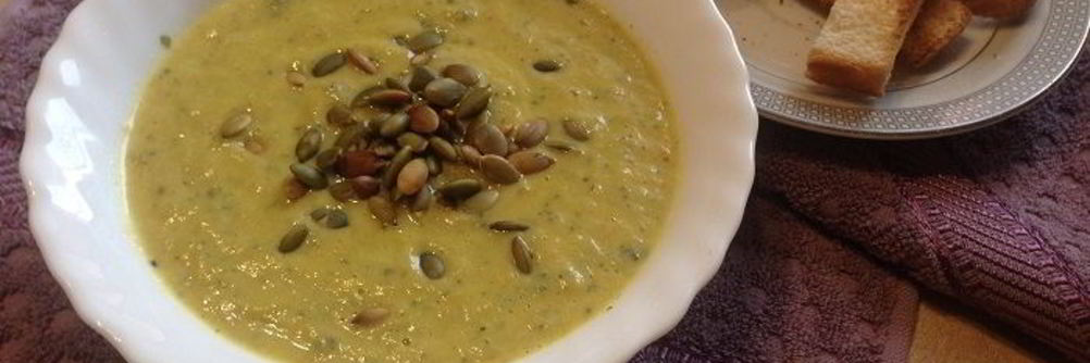 Суп-пюре из цукини с тыквенными семечками