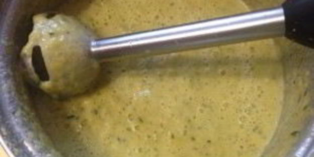 суп-пюре из цукини с тыквенными семечками