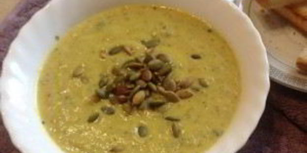 суп-пюре из цукини с тыквенными семечками