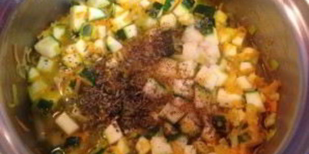 суп-пюре из цукини с тыквенными семечками