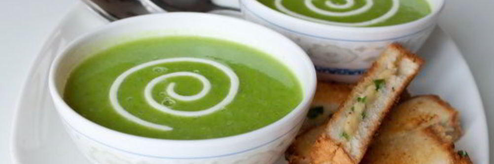 Суп-пюре из зеленого горошка с сырно-луковыми гренками