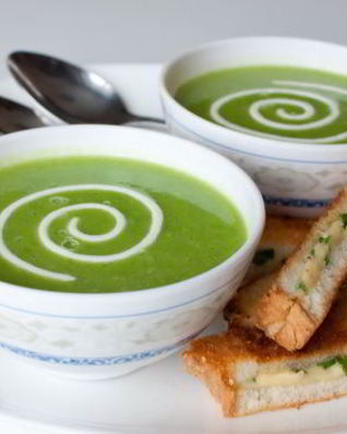 Суп-пюре из зеленого горошка с сырно-луковыми гренками