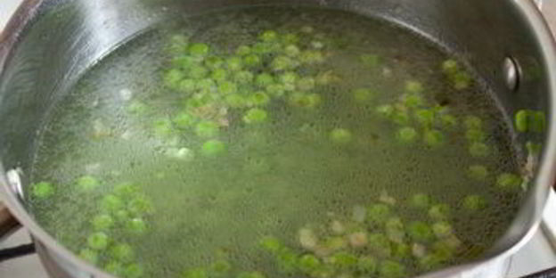 суп-пюре из зеленого горошка с сырно-луковыми гренками